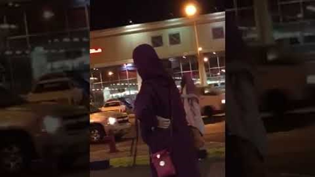 بالفيديو: "رجل دين" سعودي يرمي فتاة بالحذاء بسبب كشف وجهها