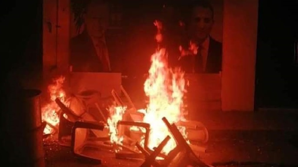 مجهولون يحرقون مكتبين لـ "التيار الوطني الحر" و"تيار المستقبل" شمالي لبنان