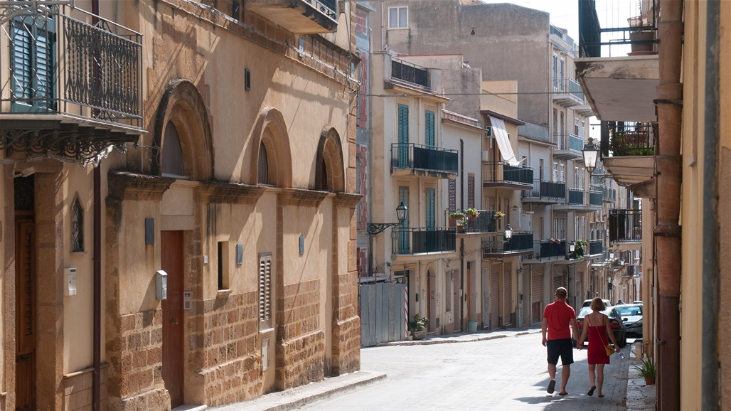 طوابير من الأجانب تشتري منازل أوروبية بسعر أقل من فنجان قهوة!