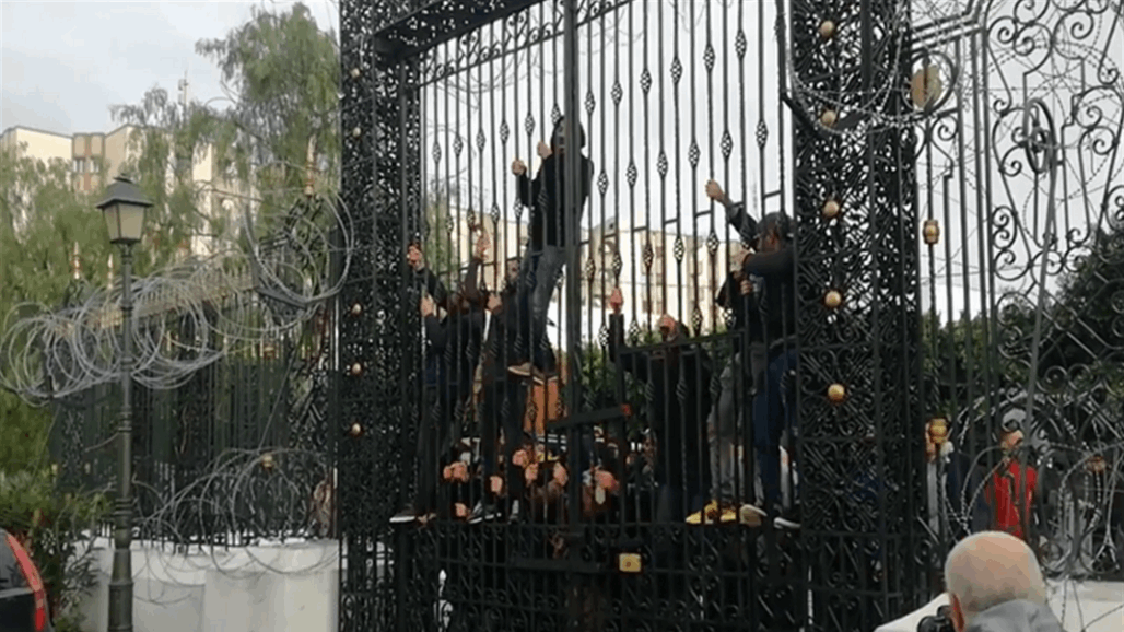 محتجون تونسيون يحاولون اقتحام مبنى البرلمان