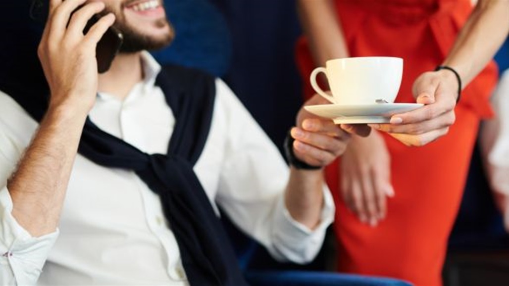 اذا سقطت عليك القهوة في الطائرة لا تقلق... إليك تعويض مالي!