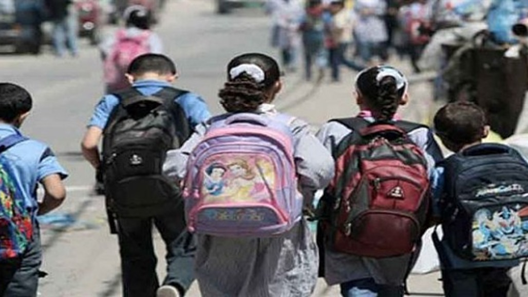 الصحة: حمل الحقائب المليئة بالكتب الثقيلة يتسبب في اصابة الاطفال بتشوهات 