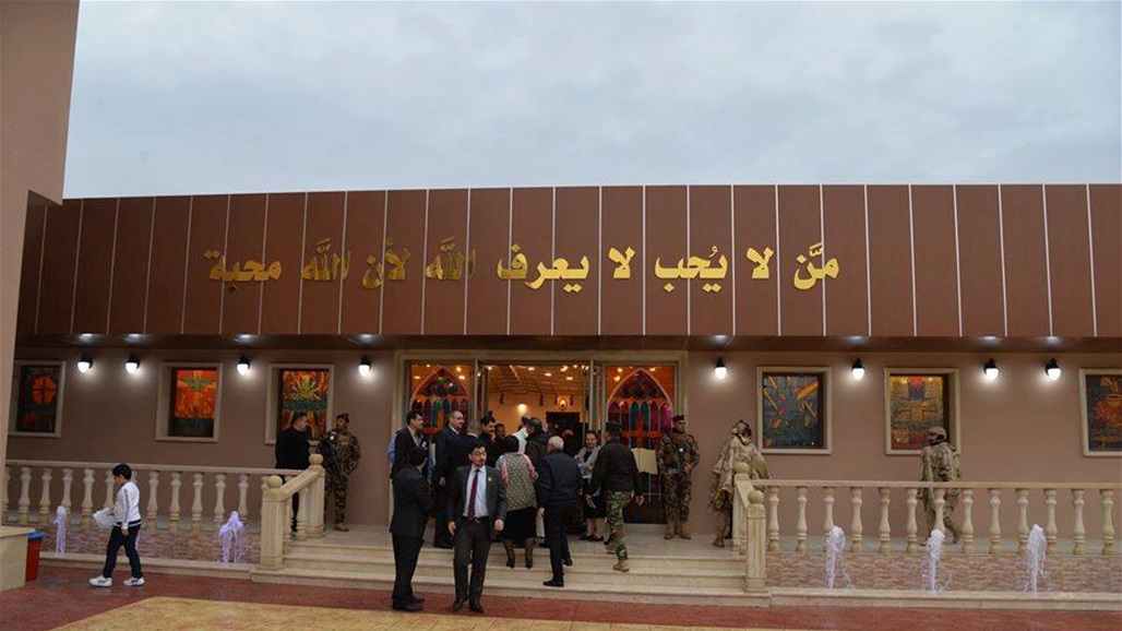 مسلمون ومسيحيون يشاركون بافتتاح أول كنيسة بالموصل بعد تدميرها من داعش (صور)