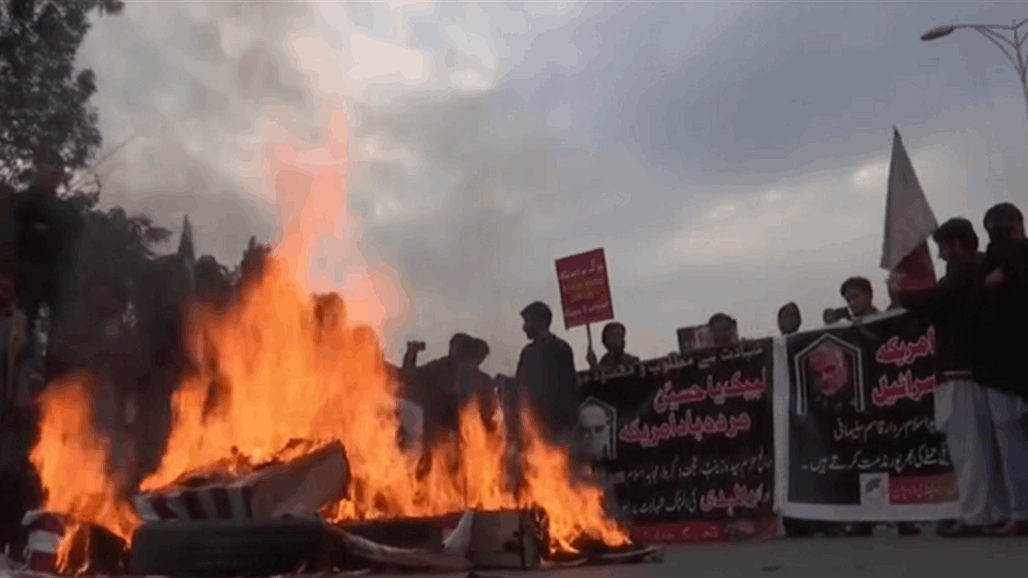 متظاهرون باكستانيون يحرقون العلم الأمريكي على خلفية اغتيال سليماني