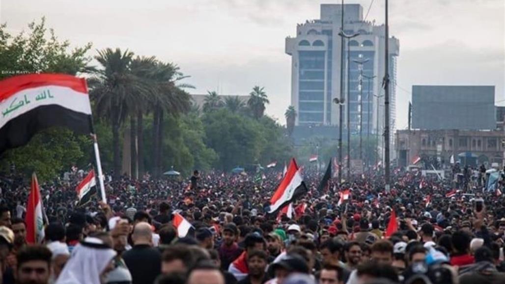 المئات يتوافدون الى ساحة التحرير وسط بغداد