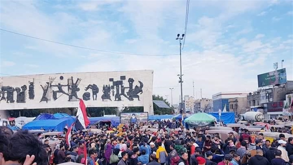 ساحة التحرير تحتضن الاف المتظاهرين.. صور