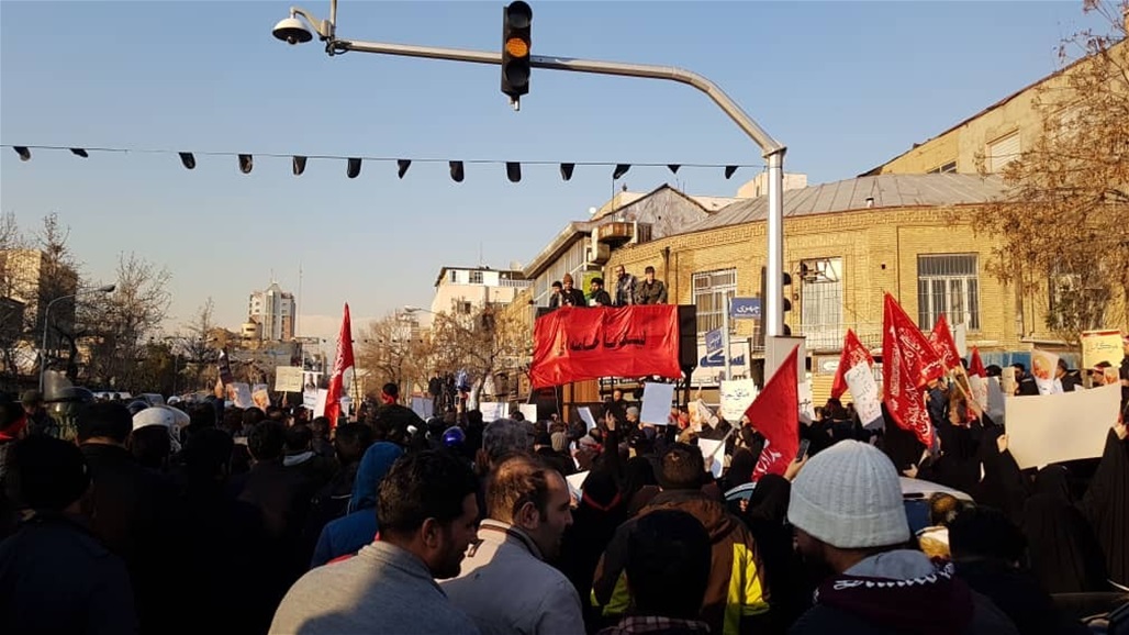 مظاهرة امام السفارة البريطانية في طهران للمطالبة بإغلاقها