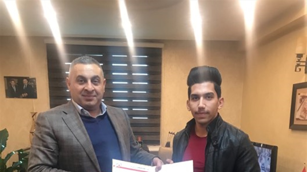 معسكر ودعم مادي.. مصرف يرعى لاعب تنس عراقي للمشاركة في المحافل الدولية