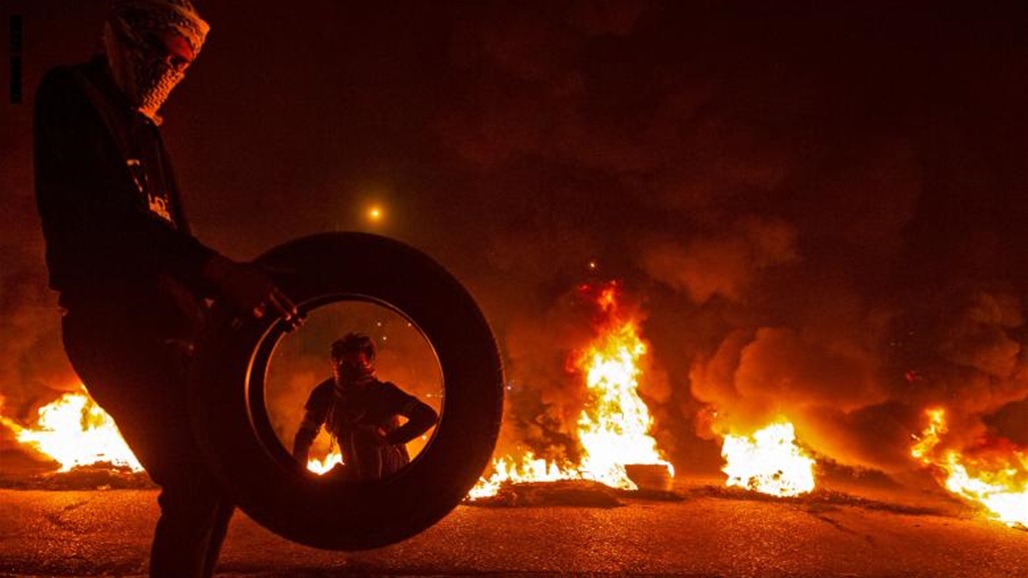 متظاهرون يقطعون طريق بغداد ذي قار واخرون يحرقون الاطارات على طريق مطار النجف 