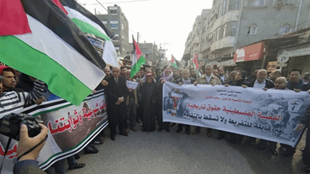  غزة تدخل إضرابا شاملا وترفع الأعلام السوداء رفضا لـ"صفقة القرن"