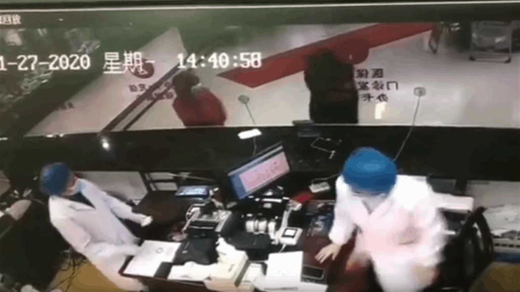 مريض صيني يعطس متعمدا على موظفتين باحدى المستشفيات "فيديو" 