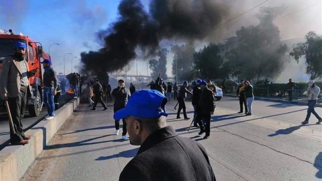 اصابات في النجف نتيجة صدمات بين متظاهرين واصحاب القبعات الزرق 