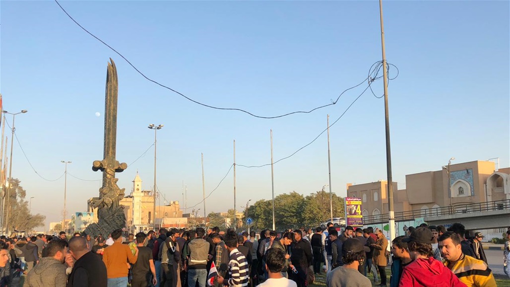 بالصور.. متظاهرون يتجمعون تحت مجسرات ثورة العشرين بالنجف