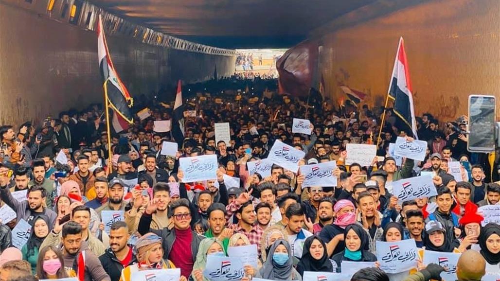 مئات الطلبة يتوافدون الى ساحة التحرير ببغداد "صور" 