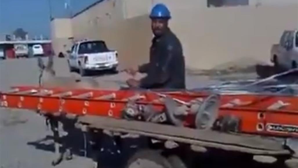 الكهرباء تستخدم "عربة حمار" لانجاز مهامها 