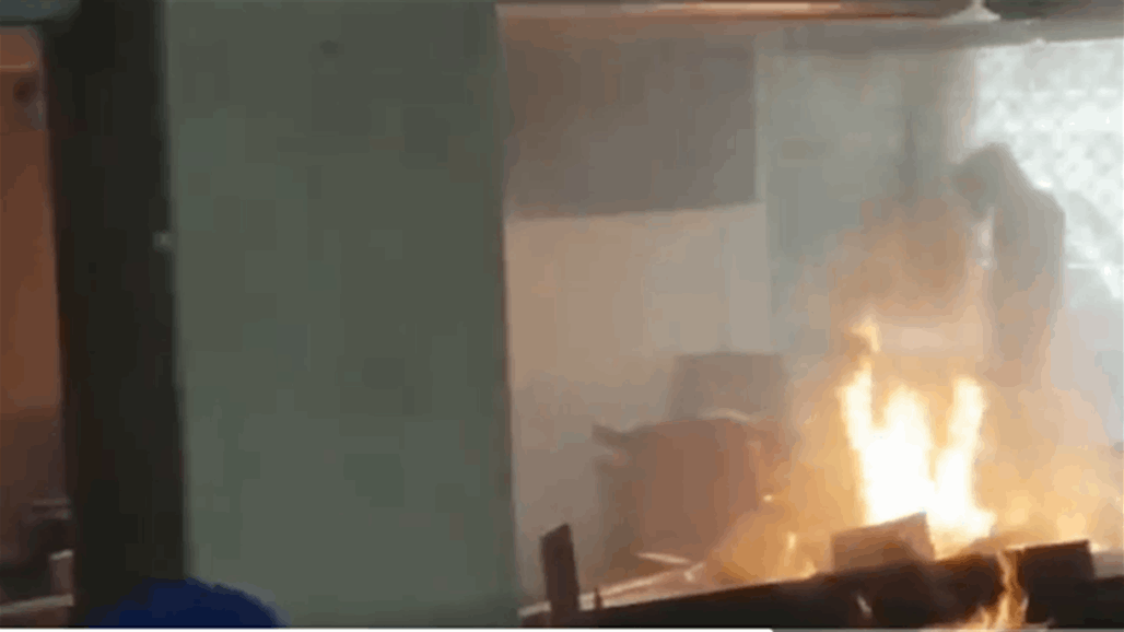 بالفيديو: اشعال النيران داخل احد المصارف وسط بيروت