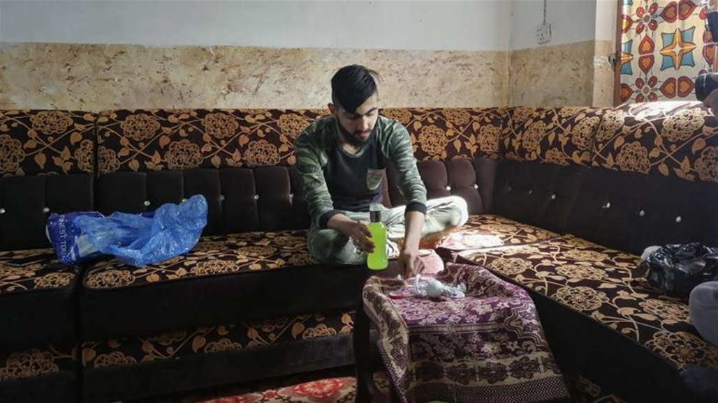 بالصور.. عراقي يتناول الزجاج ويضع الجمر في فمه