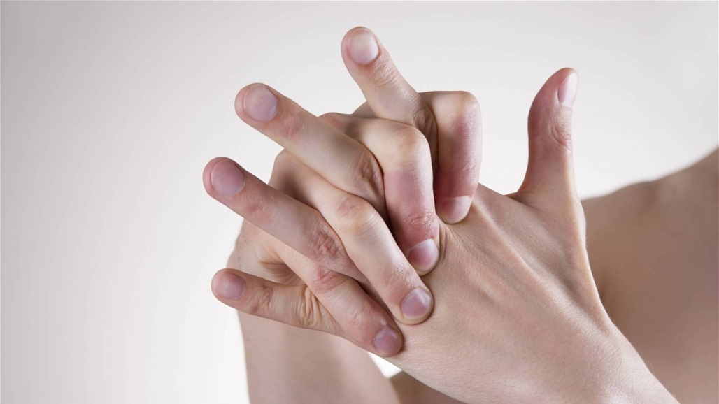 احترس منها... مخاطر "طقطقة" الأصابع