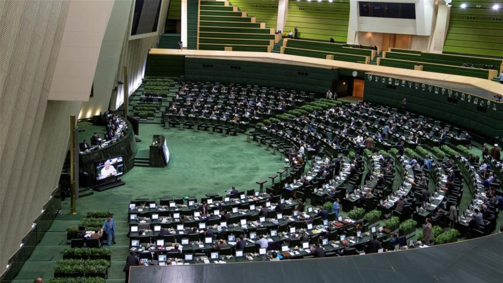 نائب يغادر جلسة البرلمان الإيراني وأنباء عن إصابته بكورونا