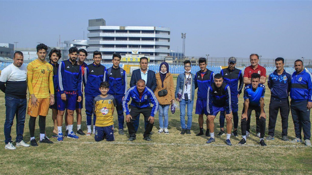 ادارة الصقور تهدي فانيلة النادي لشابين بصريين 