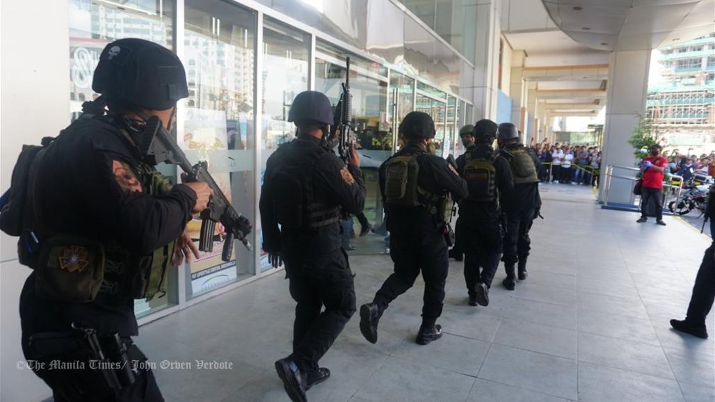 بسبب فصله من عمله.. حارس يحتجز 27 شخصا داخل مركز تجاري في مانيلا
