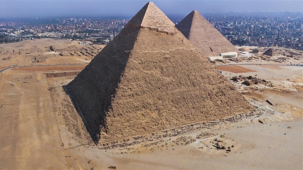 شاب ينتحر من اعلى هرم في مصر