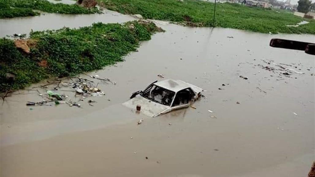 صور من الموصل.. المدينة تغرق ومياه الامطار تغطي العجلات وتدخل المنازل 
