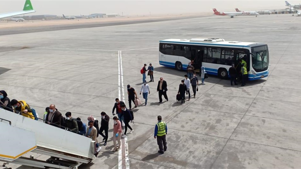 النقل تعلن وصول 282 مواطناً من القاهرة ضمن الرحلة الجوية الاستثنائية