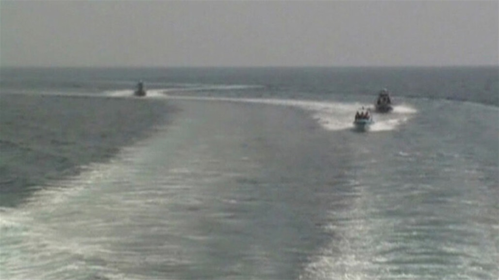 بالصور.. قوارب ايرانية تقترب من سفن اميركية في الخليج