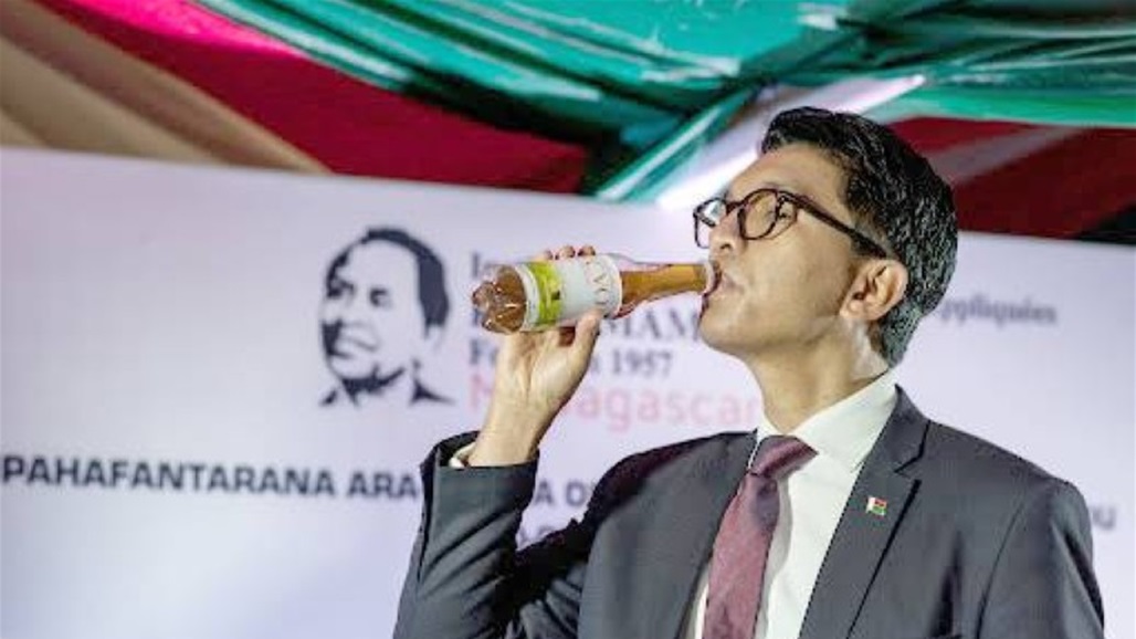 رئيس دولة يروّج سائلاً عشبياً لقتل كورونا