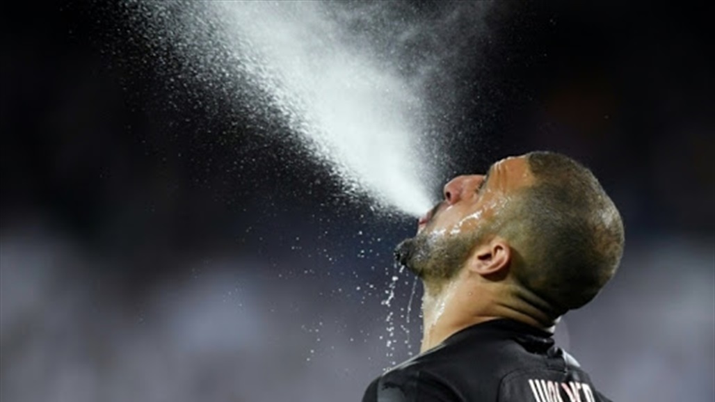 بالبطاقة الحمراء... الفيفا تعمل على حظر "البصق" في الملاعب