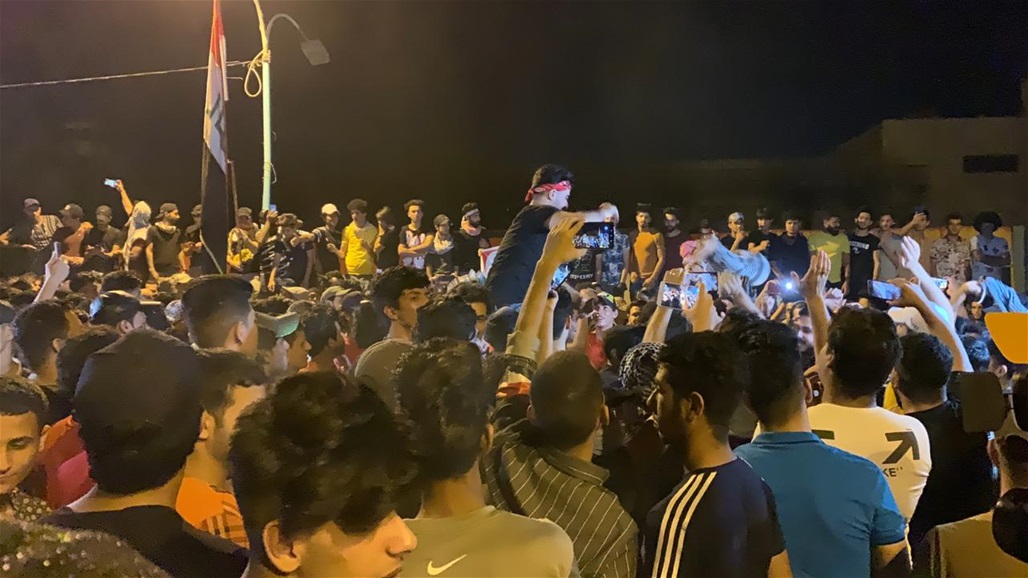 متظاهرون يضرمون النار امام مقر حزب الدعوة في الديوانية