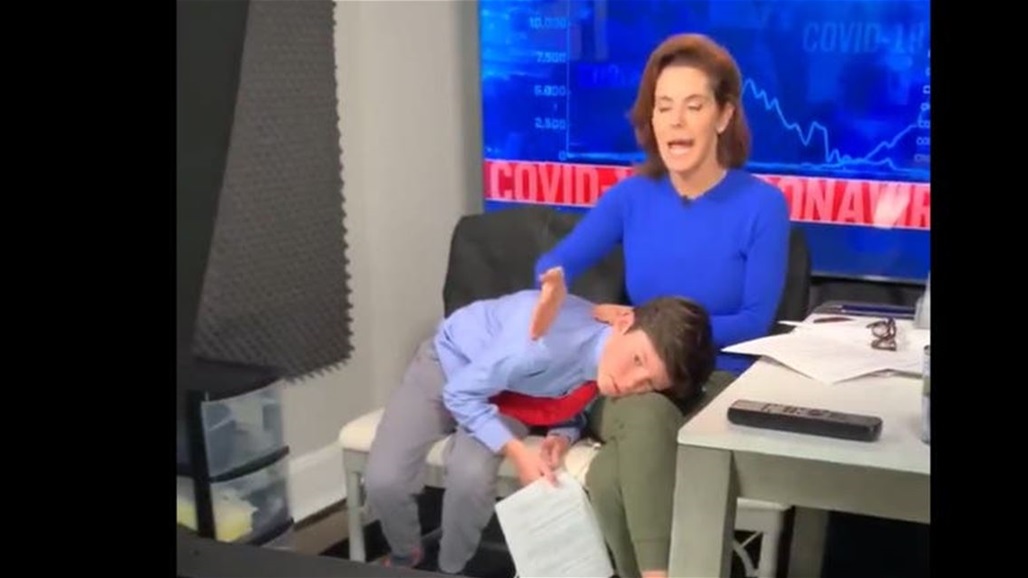 مشهد مؤثر جدا... مذيعة تعتني بابنها على الهواء (فيديو)