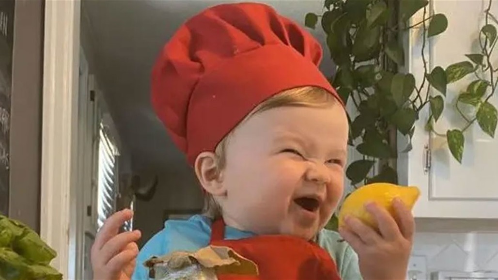 بالفيديو: أصغر شيف في العالم بغاية الوسامة ويحظى بأكثر من مليون متابع 