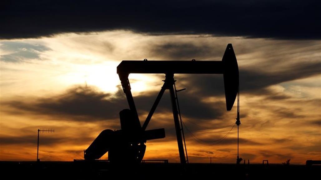 النفط يهبط لكنه يتجه لتحقيق أكبر ارتفاع شهري في سنوات بفضل خفض الإنتاج