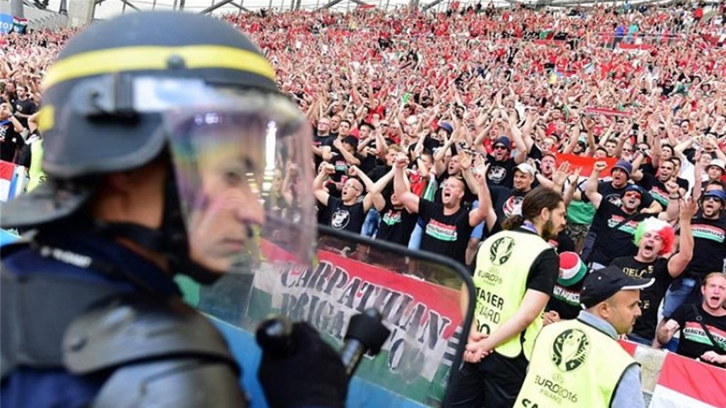 أول دولة أوروبية تسمح بعودة الجماهير للملاعب
