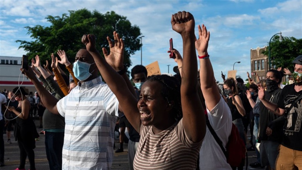 حاول ايقافهم بالقوس والسهم فلقي ما لم يتوقعه "صورة"