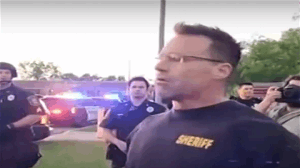 شرطي أميركي يخلع معدات مكافحة الشغب وينضم للمتظاهرين