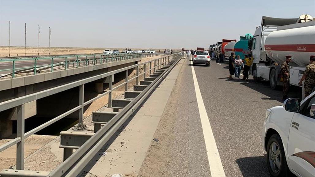 بالصور.. قطع الطريق الدولي بين بصرة _ناصرية