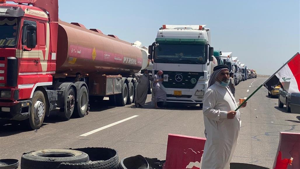 بالصور.. محتجزو رفحاء وذوو الشهداء والسجناء السياسيين يقطعون الطريق الدولي السريع 