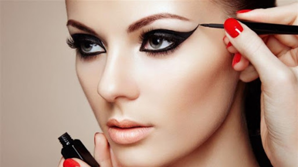 حيل لرسم خط الآيلاينر بسهولة... اتبعيها!