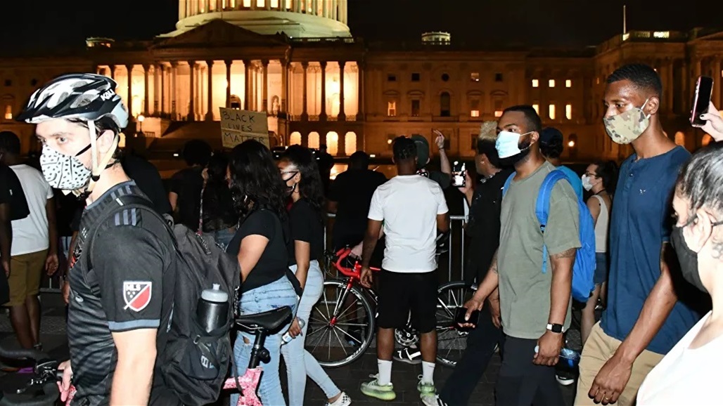 إخلاء البيت الأبيض من الصحفيين... والمتظاهرون يحاولون إسقاط تمثال