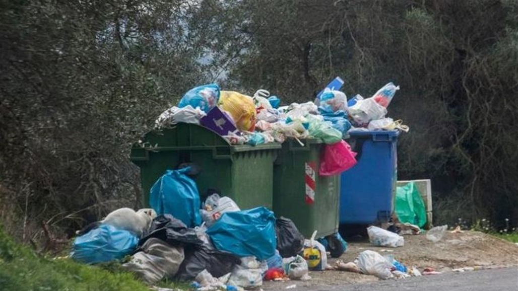 بالفيديو: ممثّل لبناني يأكل من القمامة... رسالته مؤثرة 