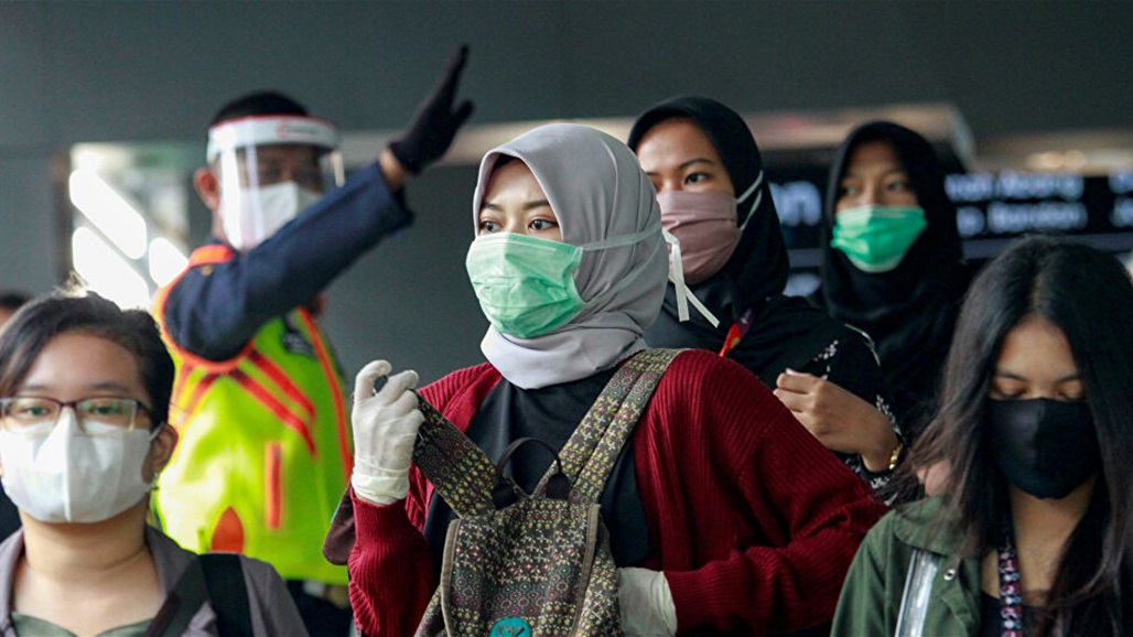 بالفيديو: مسؤولة أندونيسية تبكي عند أقدام الأطباء لعجزها عن إيقاف تفشي كورونا