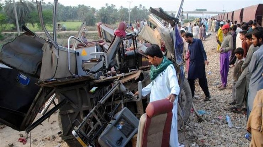 باكستان: 19 قتيلا في تصادم مروع بين قطار وحافلة.. فيديو
