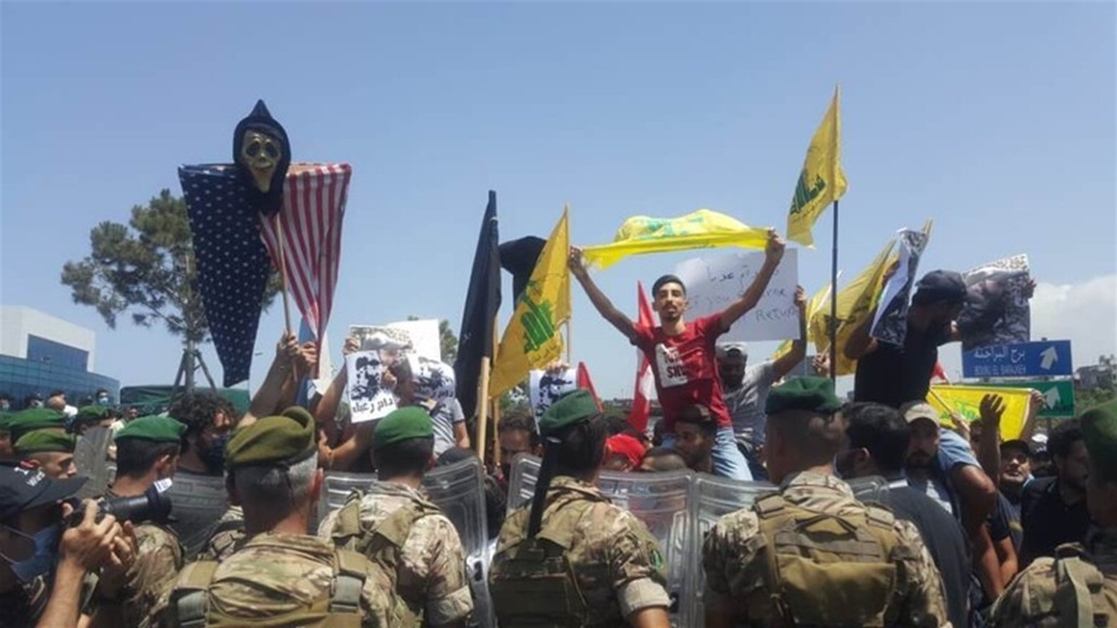 اشتباك بين عناصر الجيش ومحتجين على زيارة مسؤول عسكري أمريكي إلى بيروت