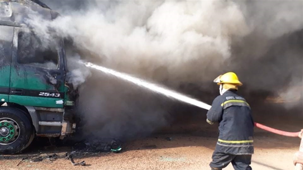 بالصور.. الدفاع المدني يسيطر على حريق التهم تسع عجلات في منفذ زرباطية