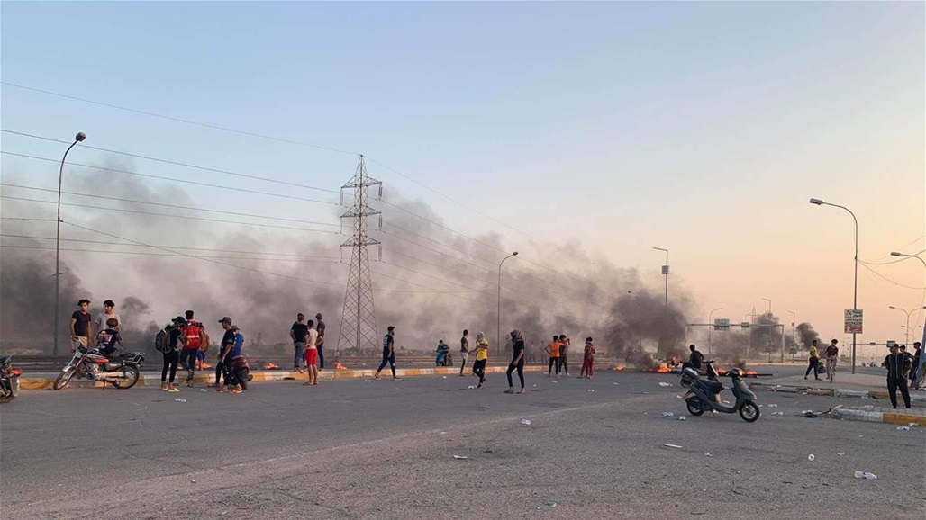 بالصور.. متظاهرون يقطعون عدة طرق في الديوانية ويطالبون بإقالة مدير الكهرباء