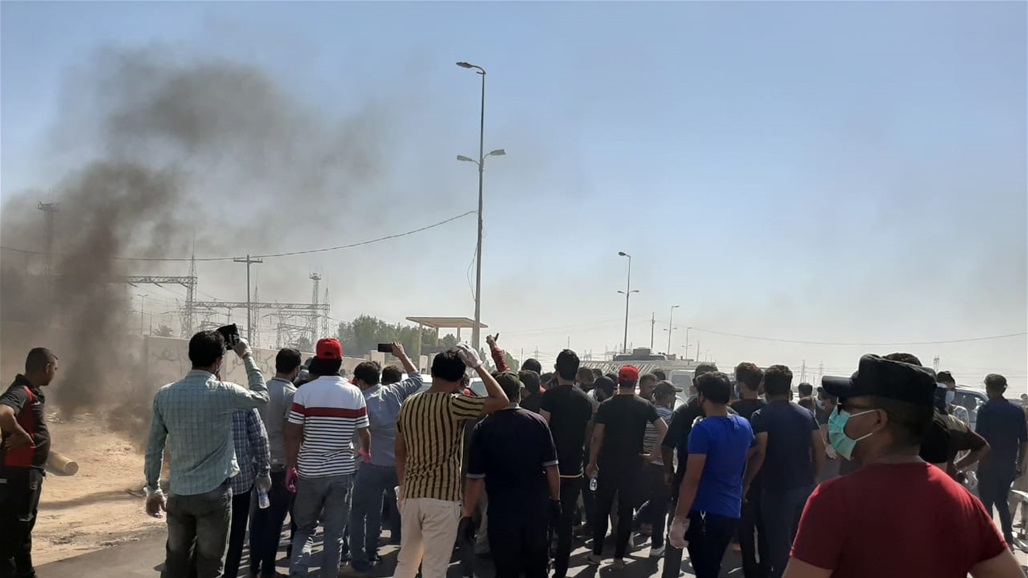 المئات يقطعون الطريق الرابط بين ذي قار وبغداد احتجاجا على تاخر رواتبهم