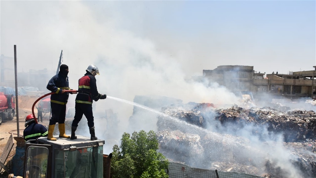 بالصور.. إخماد حريق داخل معمل شرقي بغداد